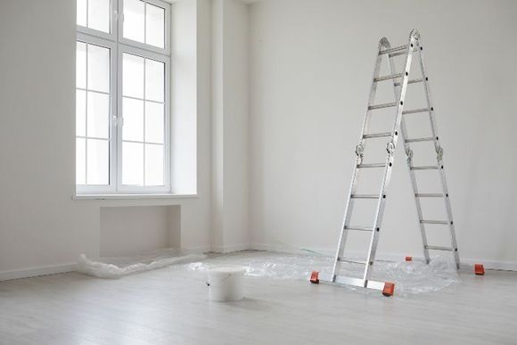 Leiter in einem leeren Raum